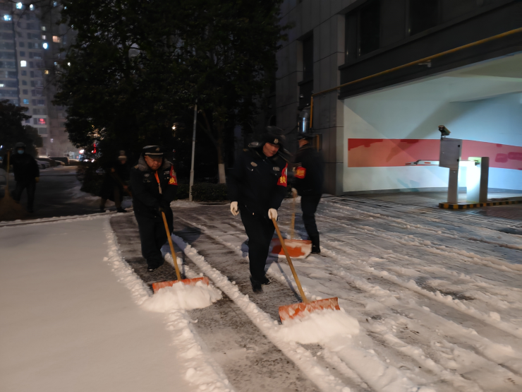 static/picture/1扫雪除冰风雪坚守苍梧物业获业主点赞_872351.jpg